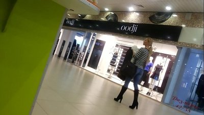 Gagică mișto în supermarket.