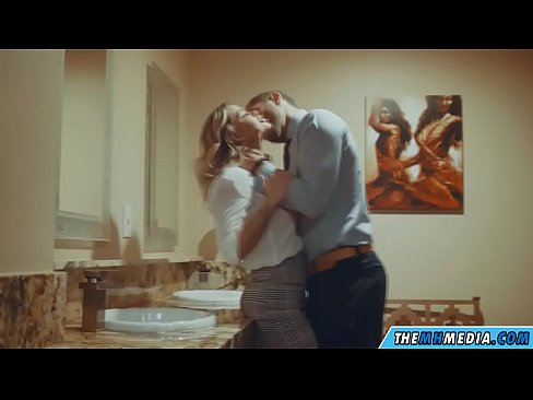❤️ Când o blondă cu sânii mari te seduce într-o toaletă publică ❤️  at us ❌️